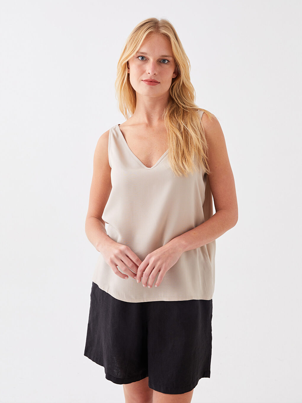 بلوزة سادة بياقة على شكل حرف V للسيدات-1