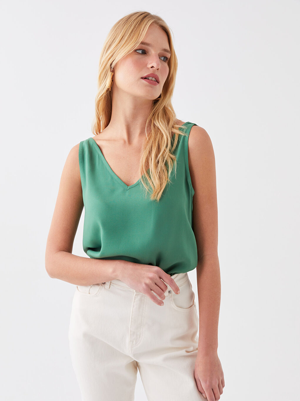 بلوزة سادة بياقة على شكل حرف V للسيدات