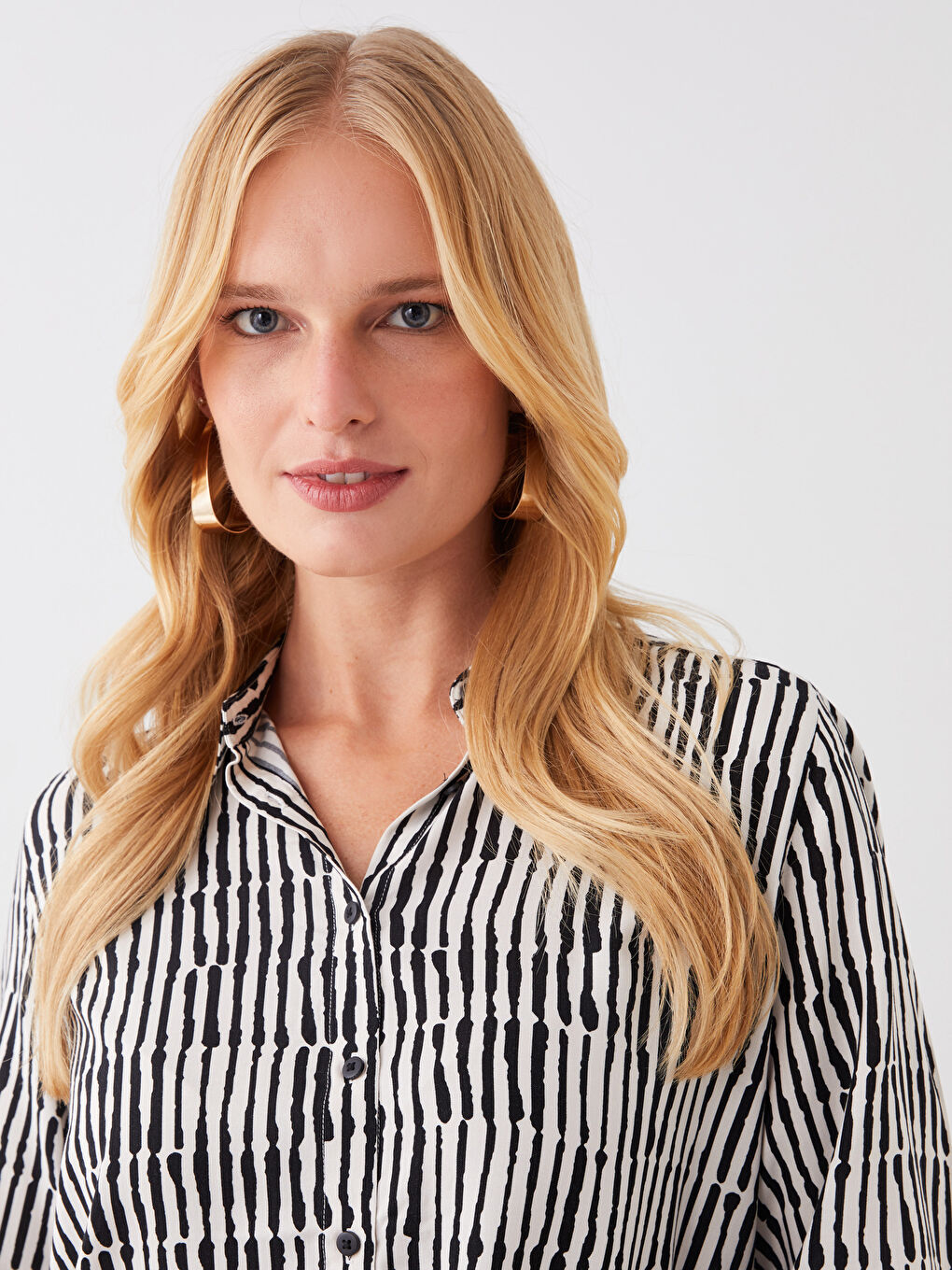 قميص نسائي طويل الأكمام ومطبوع