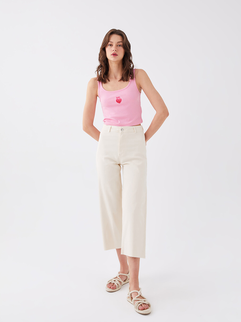 Pembe U Yaka Nakışlı Askılı Kadın Crop-2