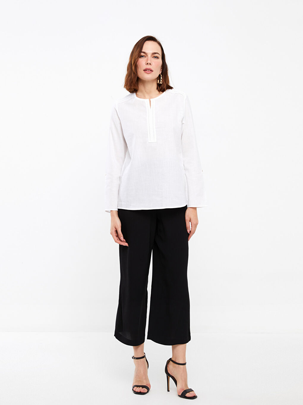 Ekru Kaçık Yaka Dantel Detaylı Uzun Kollu Poplin Kadın Bluz-1