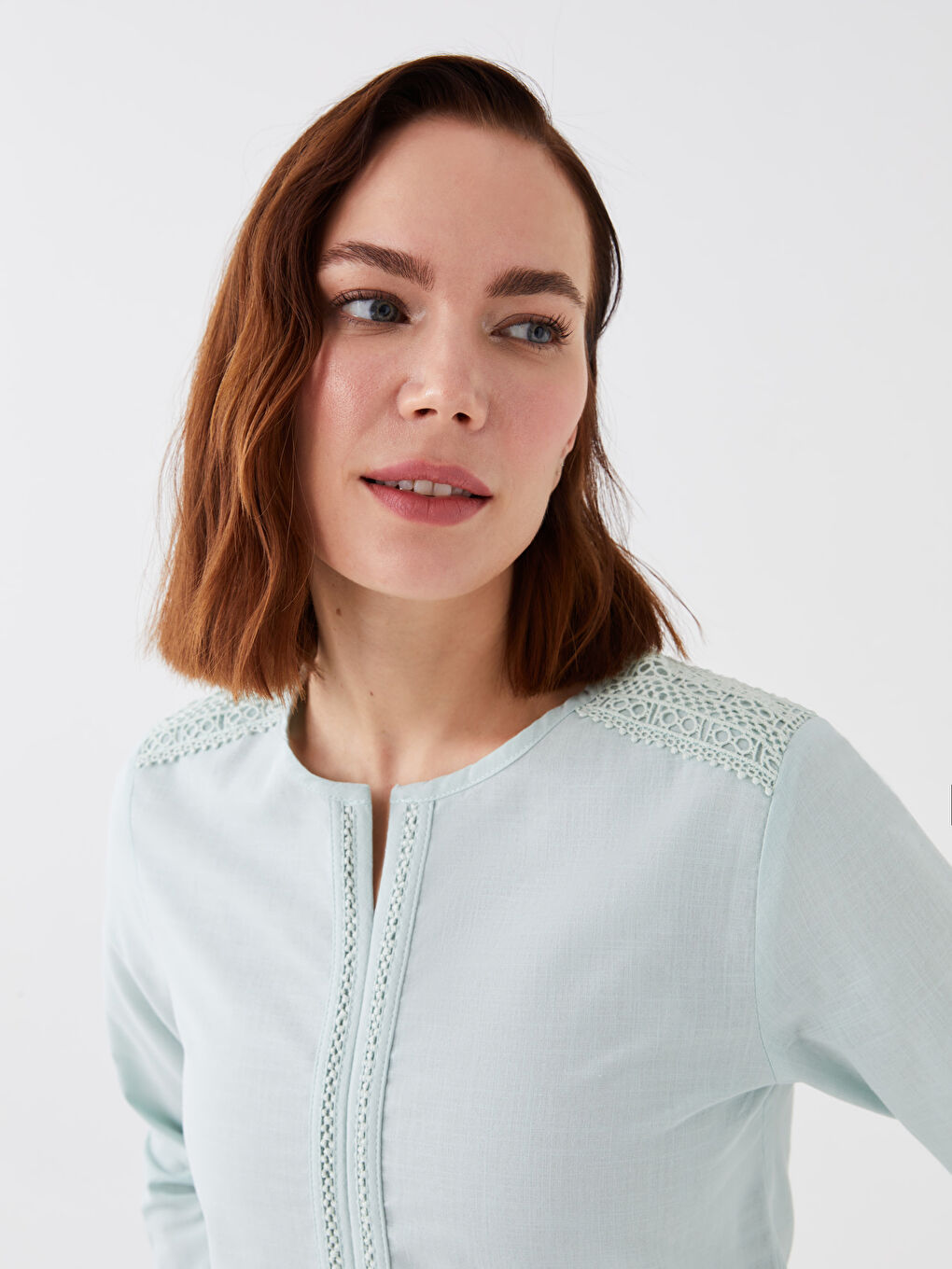 Turkuaz Kaçık Yaka Dantel Detaylı Uzun Kollu Poplin Kadın Bluz-2