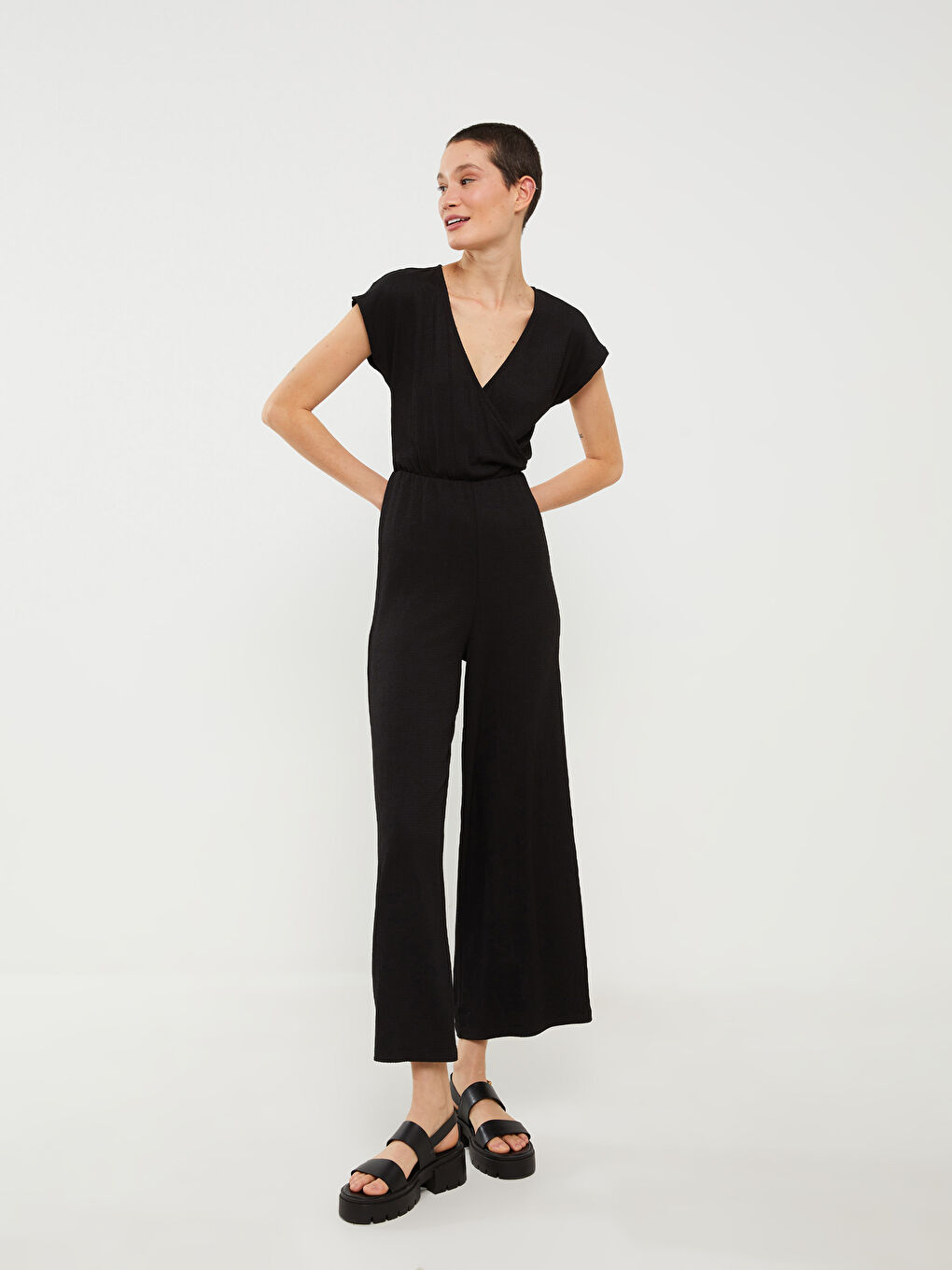 Siyah Kruvaze Yaka Düz Kısa Kollu Kadın Tulum-1