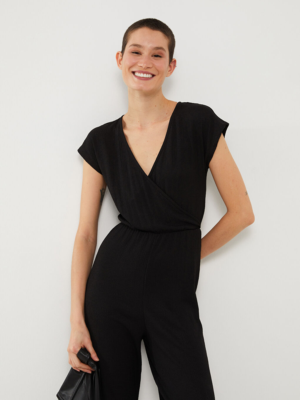 Siyah Kruvaze Yaka Düz Kısa Kollu Kadın Tulum-2