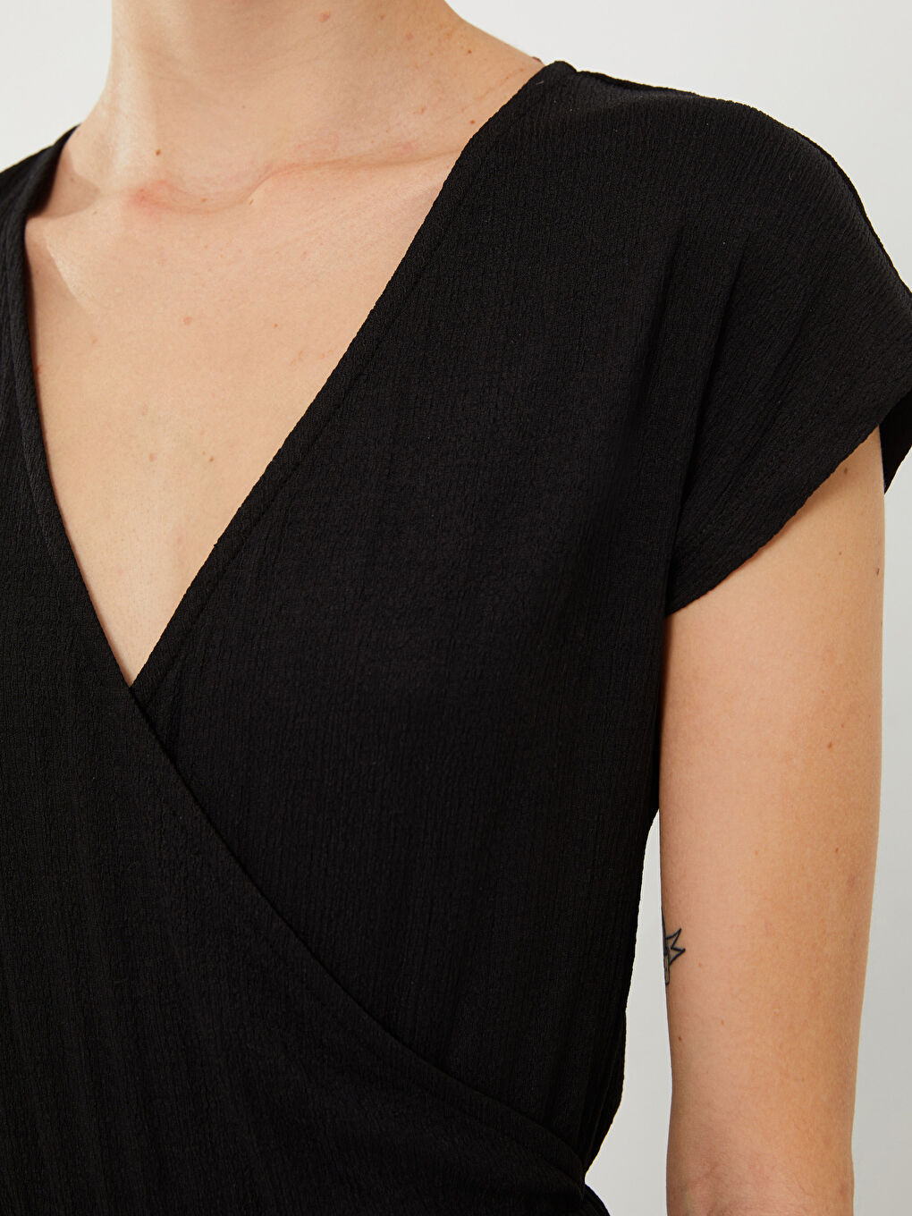 Siyah Kruvaze Yaka Düz Kısa Kollu Kadın Tulum-3