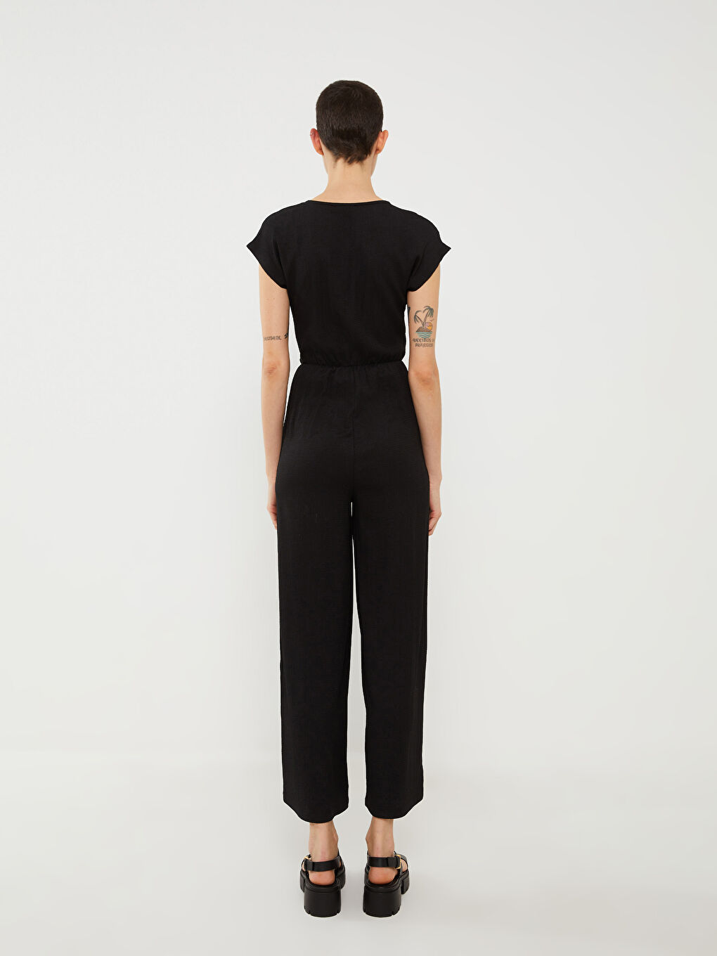 Siyah Kruvaze Yaka Düz Kısa Kollu Kadın Tulum-4