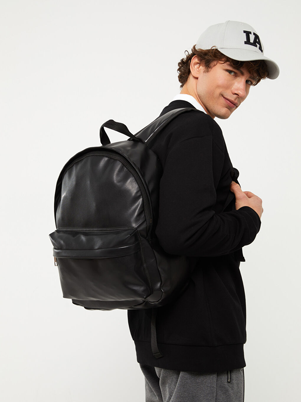 Siyah Deri Görünümlü Erkek Sırt Çantası