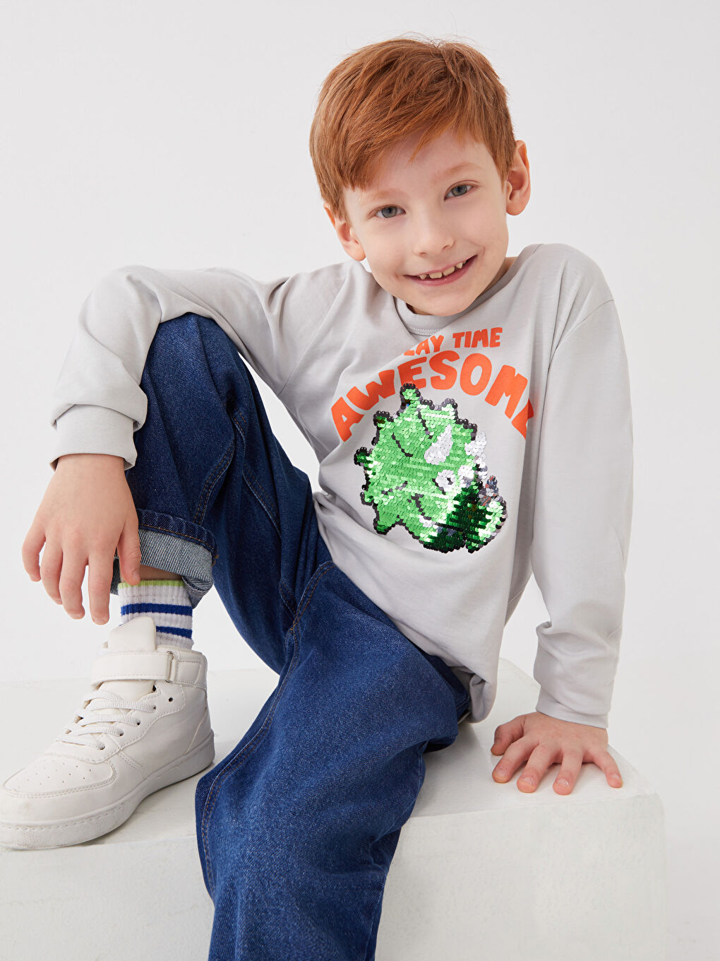 LCW Kids Тениска за момчета с дълъг ръкав, кръгло деколте, двустранни пайети и принт -S3H504Z4-G5K