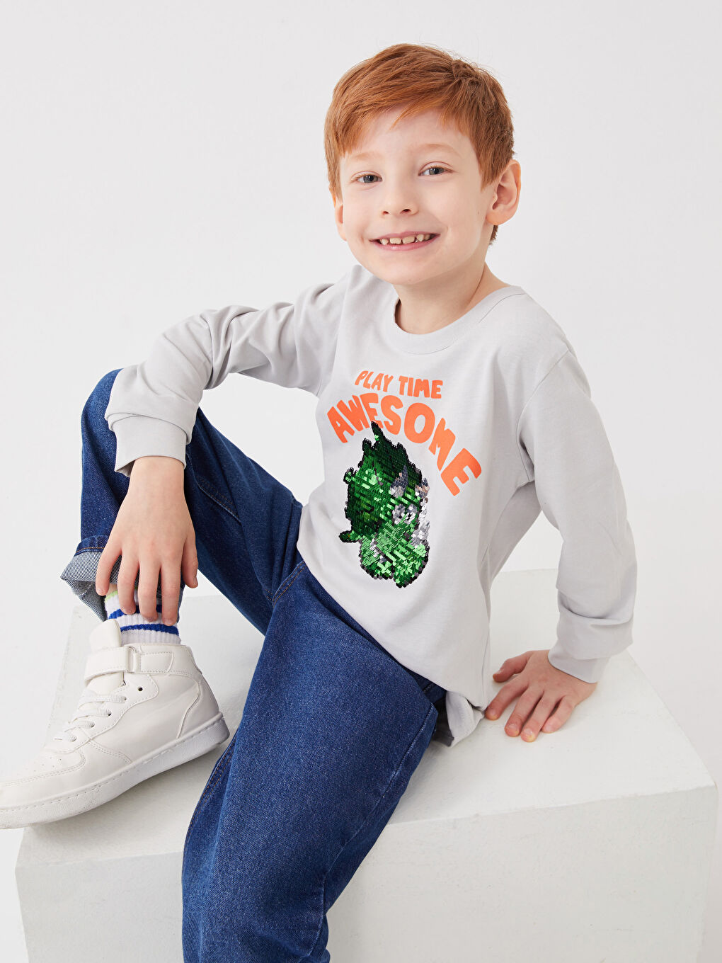 LCW Kids Тениска за момчета с дълъг ръкав, кръгло деколте, двустранни пайети и принт -S3H504Z4-G5K