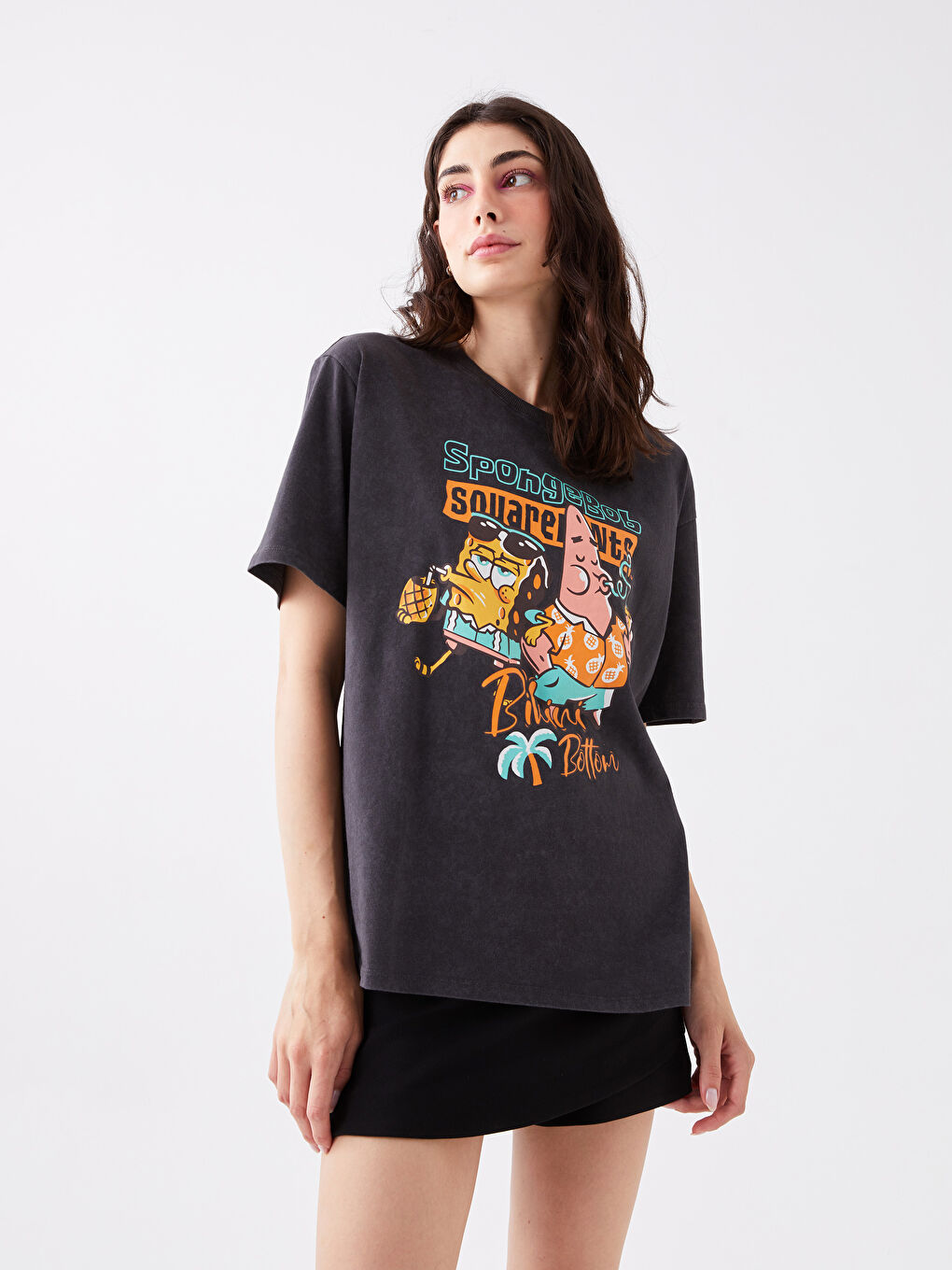 Antrasit Bisiklet Yaka Sünger Bob Baskılı Kısa Kollu Oversize Kadın Tişört-1