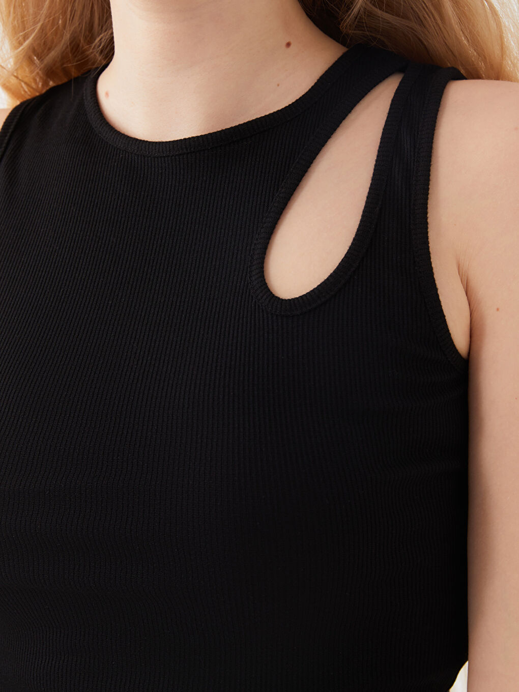 Crew Neck Window Detailed Crop Women's Tank Top-3