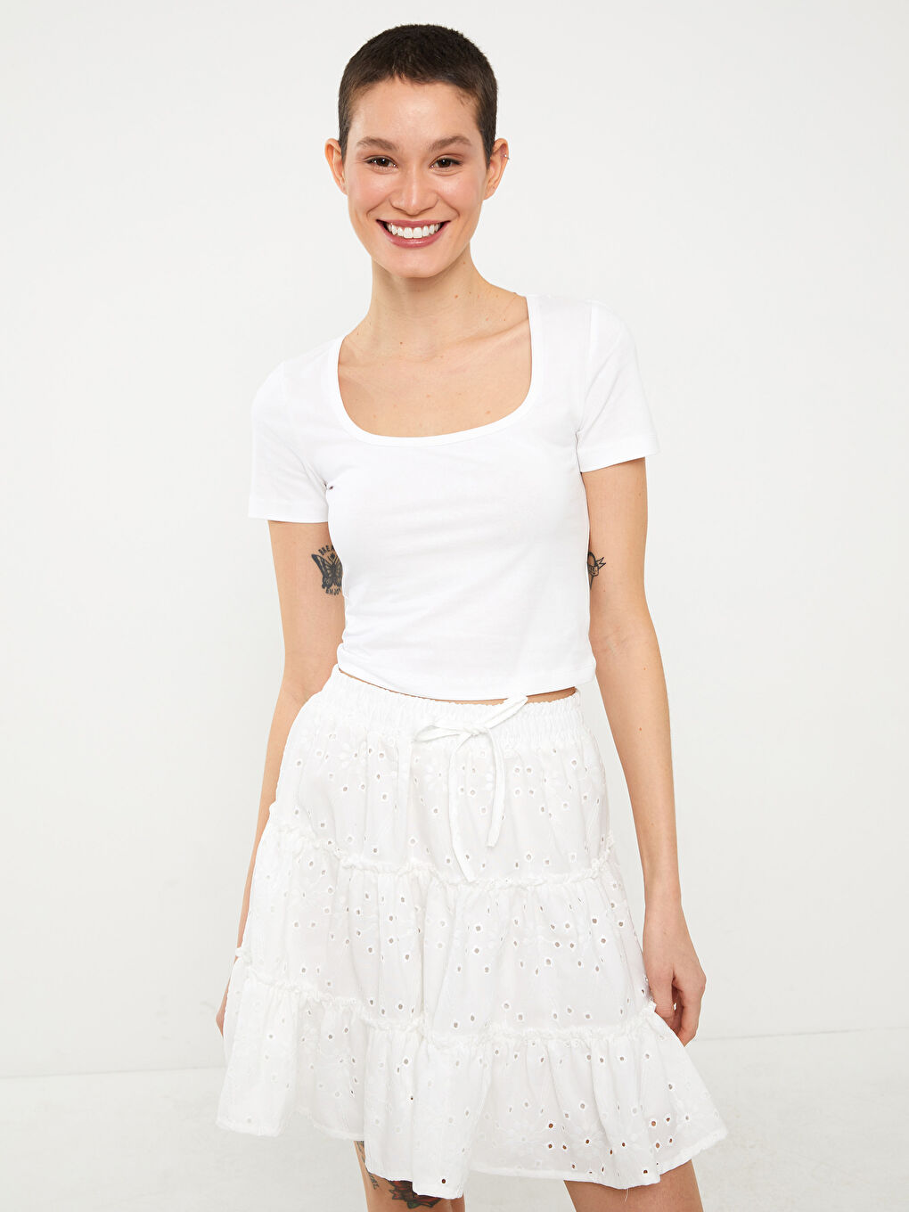 Beyaz U Yaka Düz Kısa Kollu Kadın Crop