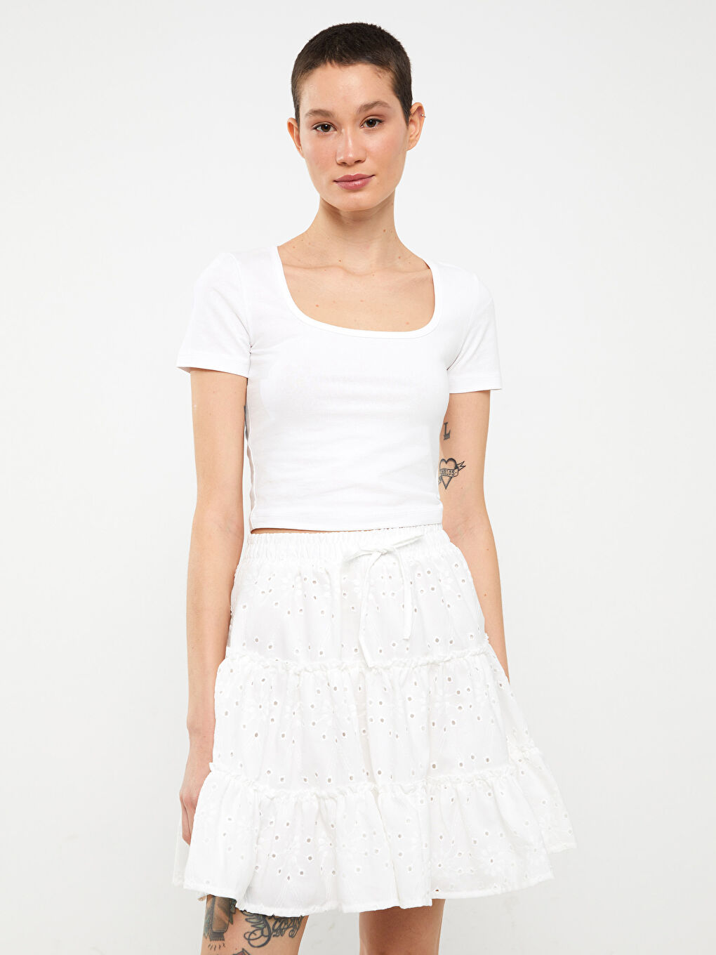 Beyaz U Yaka Düz Kısa Kollu Kadın Crop-1