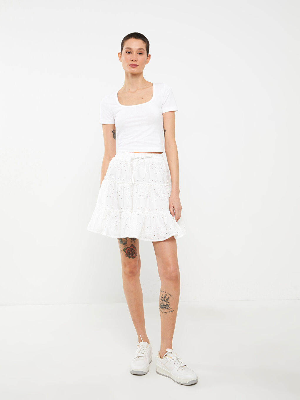 Beyaz U Yaka Düz Kısa Kollu Kadın Crop-2