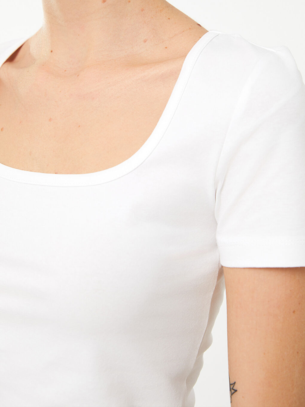 Beyaz U Yaka Düz Kısa Kollu Kadın Crop-3