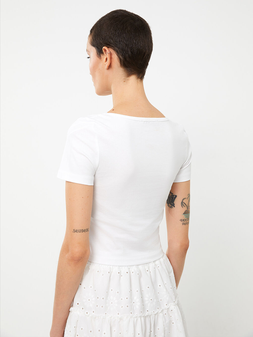 Beyaz U Yaka Düz Kısa Kollu Kadın Crop-4