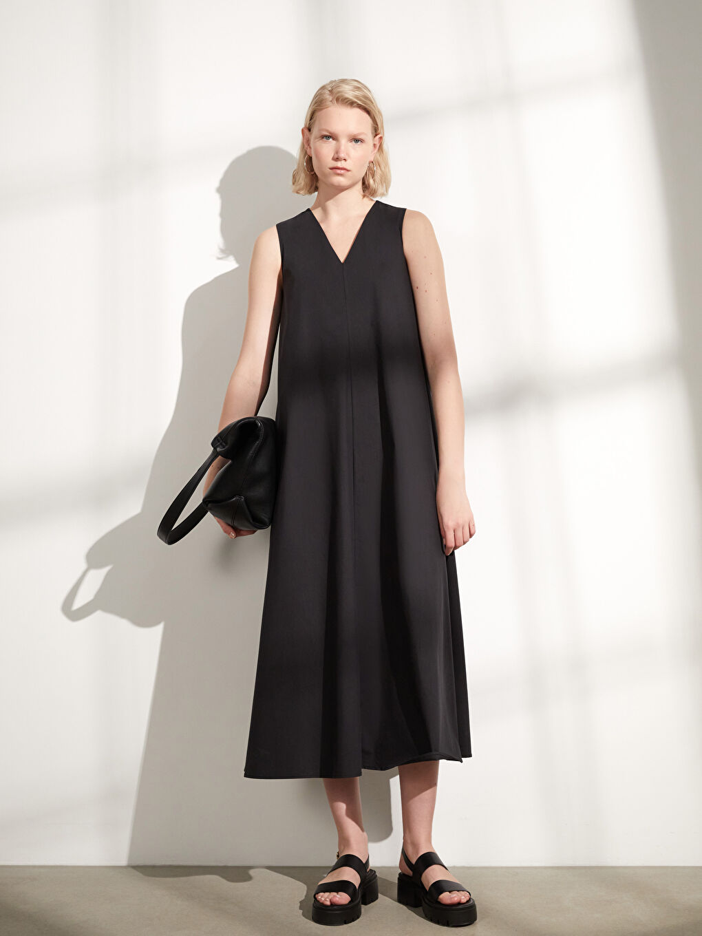 Siyah V Yaka Düz Poplin Kadın Elbise