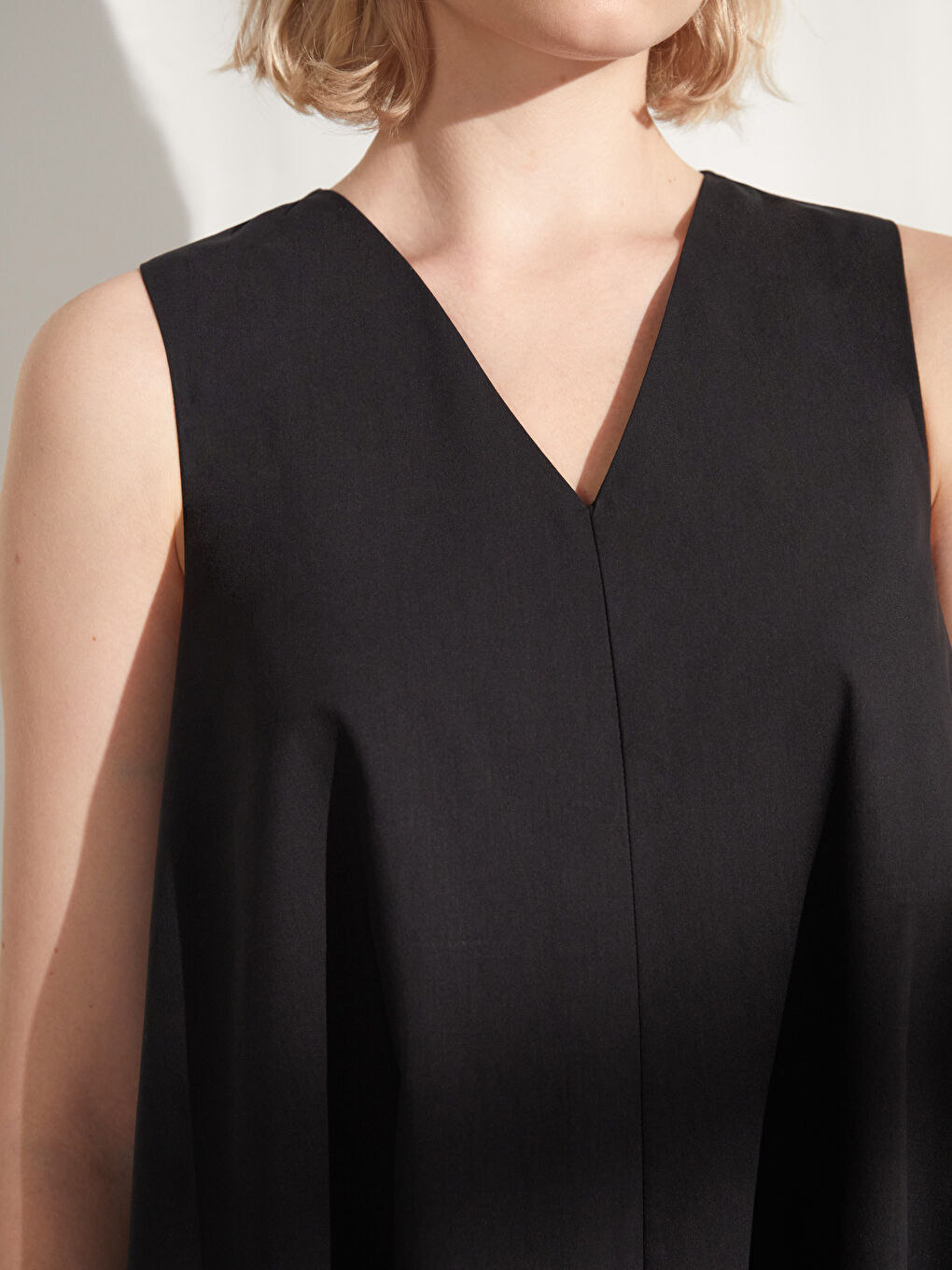 Siyah V Yaka Düz Poplin Kadın Elbise-2