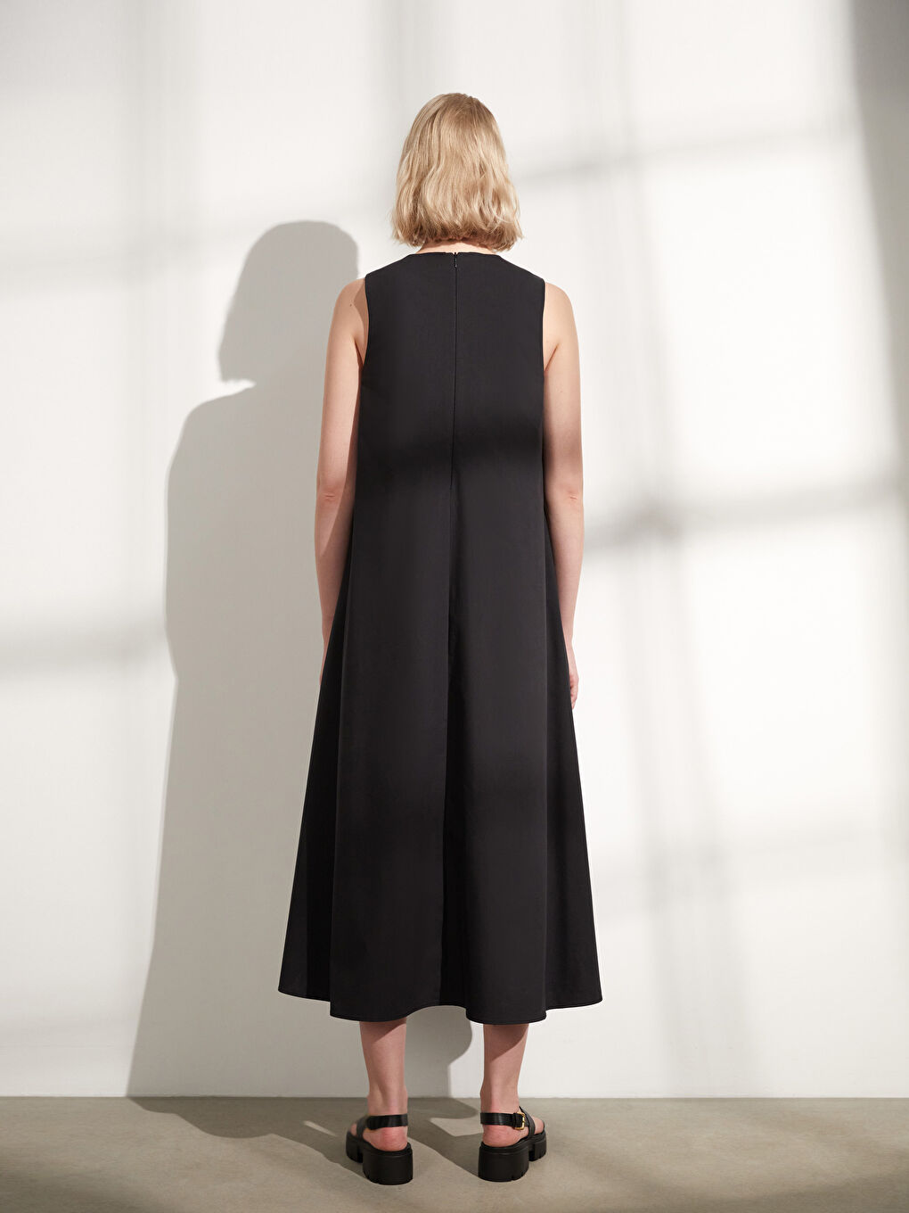 Siyah V Yaka Düz Poplin Kadın Elbise-3