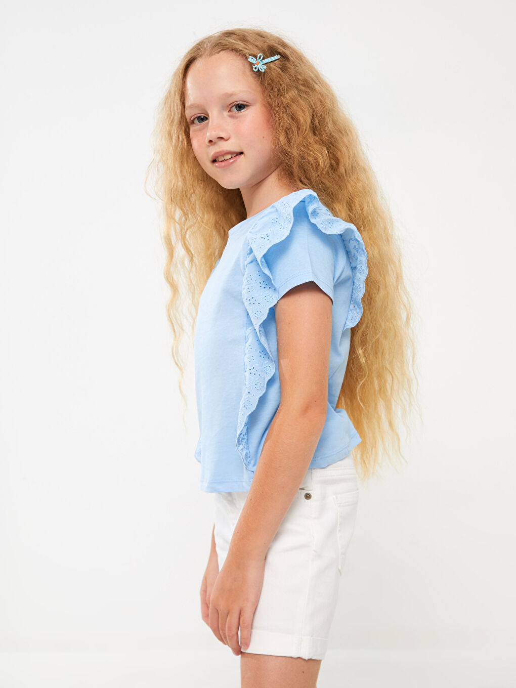 تيشيرت للبنات بياقة دائرية بتفاصيل مموجة وكم قصير