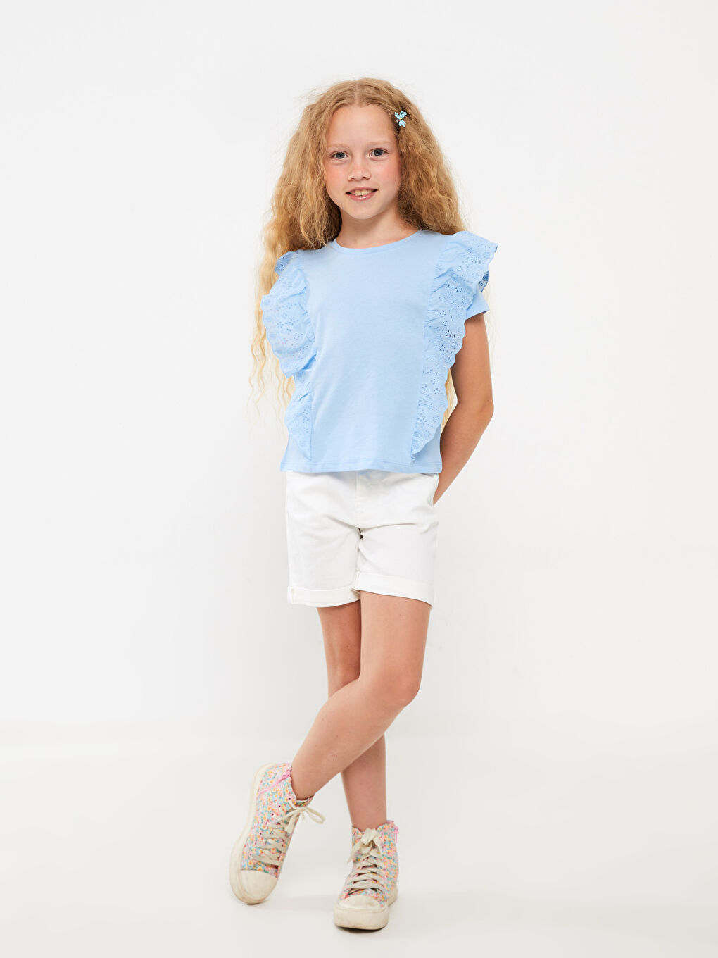 تيشيرت للبنات بياقة دائرية بتفاصيل مموجة وكم قصير-1