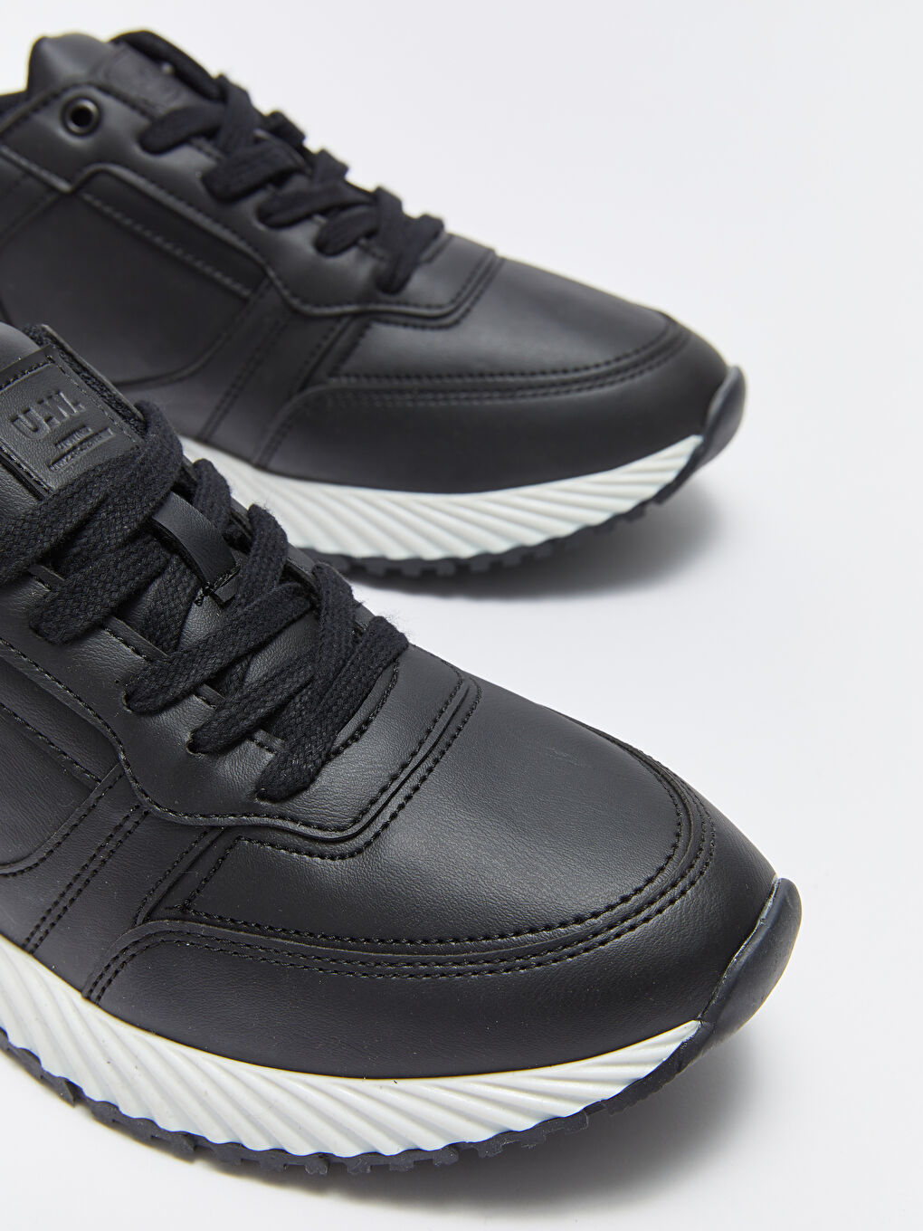 Siyah Deri Görünümlü Bağcıklı Erkek Spor Ayakkabı-2