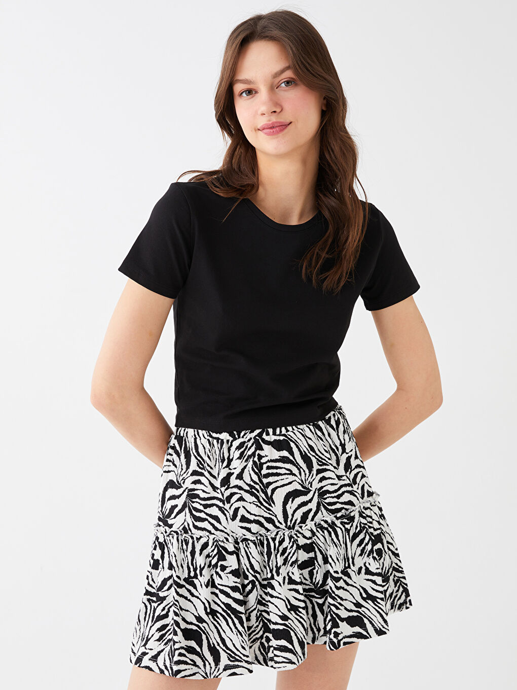 Siyah Bisiklet Yaka Düz Kısa Kollu Crop Kadın Tişört