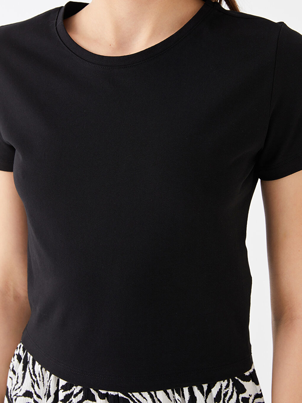 Siyah Bisiklet Yaka Düz Kısa Kollu Crop Kadın Tişört-3