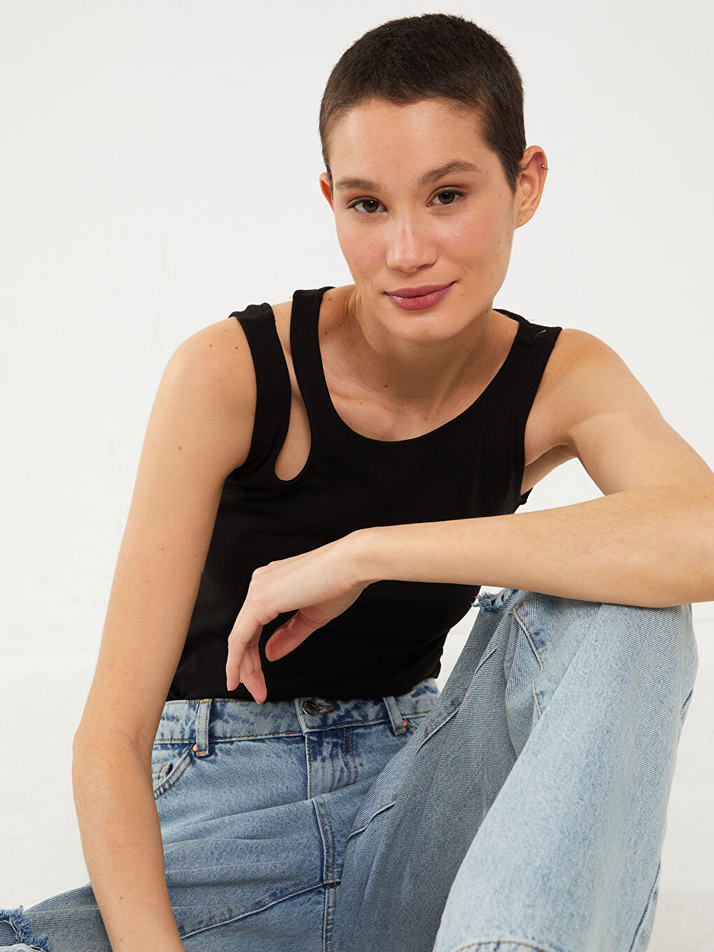 Siyah Bisiklet Yaka Pencere Detaylı Kadın Atlet