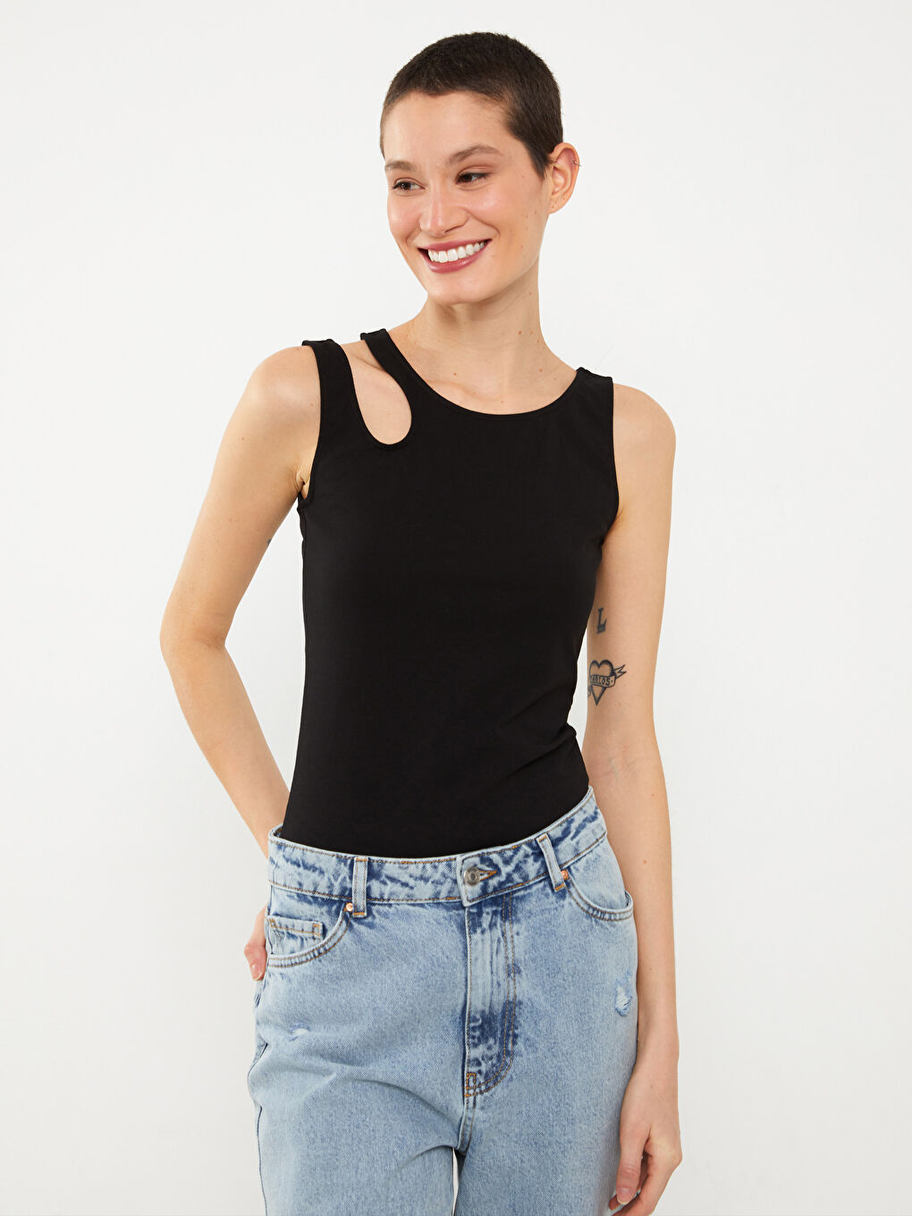 Siyah Bisiklet Yaka Pencere Detaylı Kadın Atlet-1