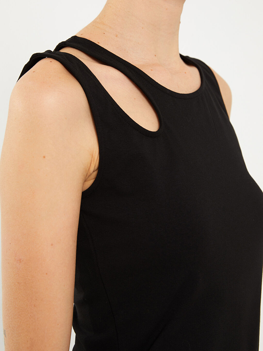 Siyah Bisiklet Yaka Pencere Detaylı Kadın Atlet-3