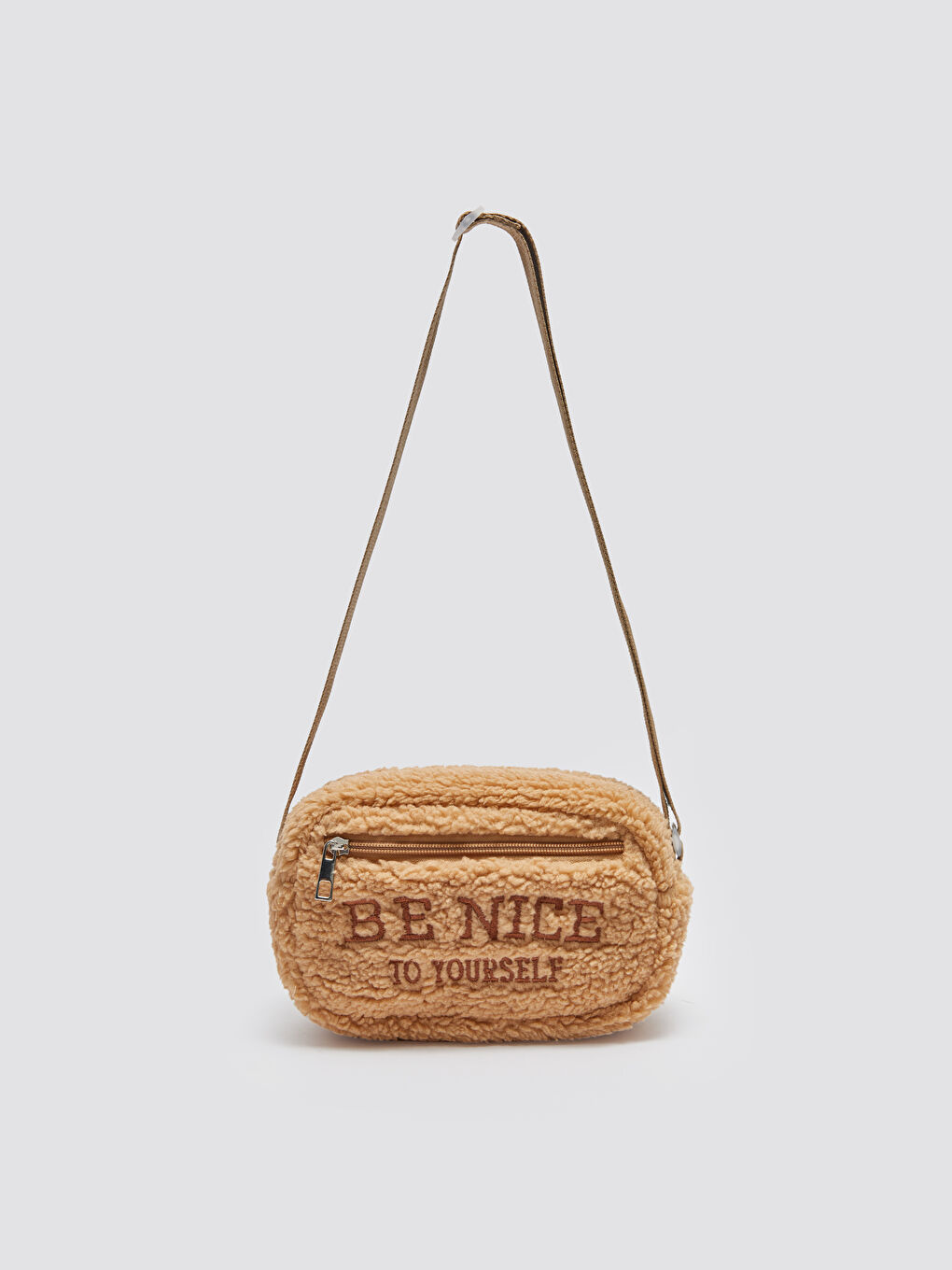 Kahverengi Nakışlı Kadın Pelüş Çapraz Çanta