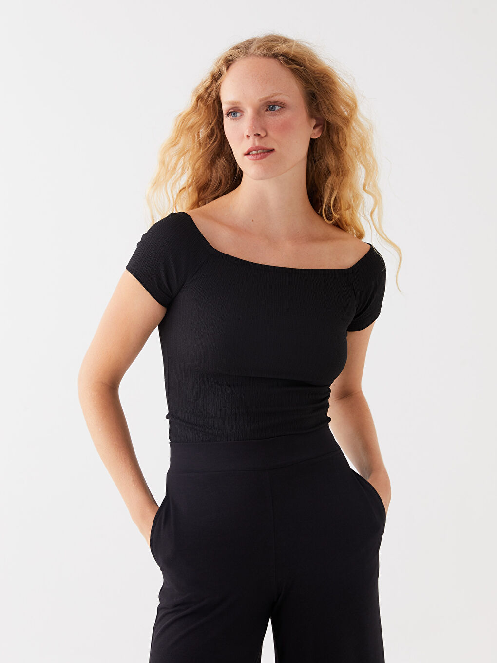 Siyah Kayık Yaka Düz Kısa Kollu Kadın Tişört