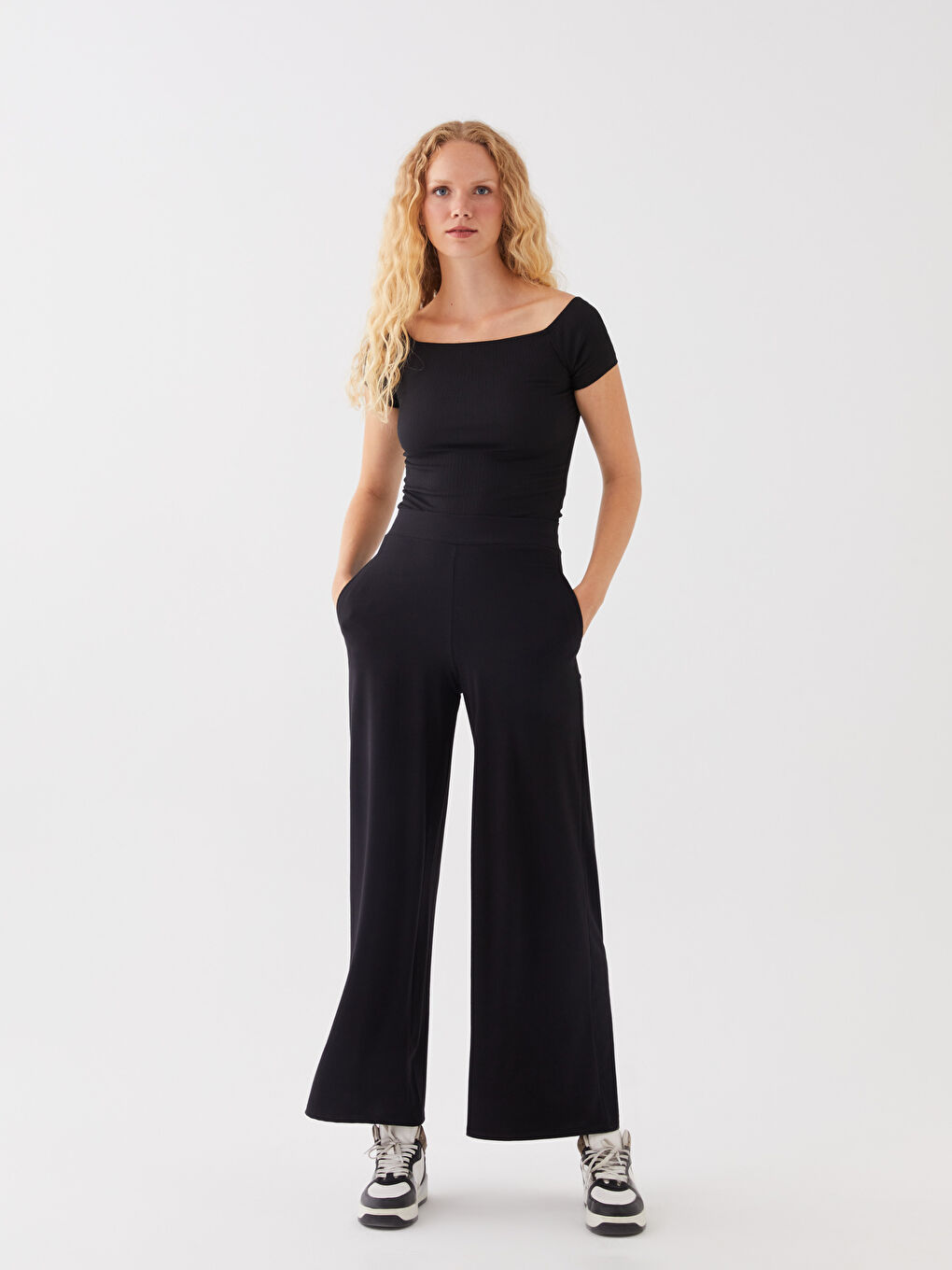 Siyah Kayık Yaka Düz Kısa Kollu Kadın Tişört-2