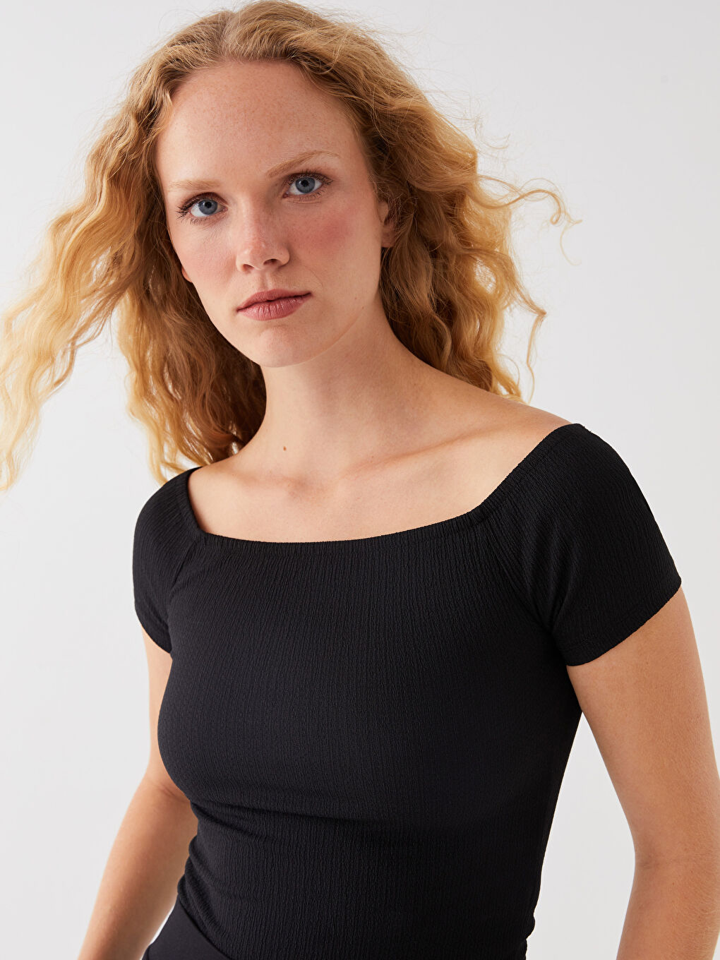 Siyah Kayık Yaka Düz Kısa Kollu Kadın Tişört-3