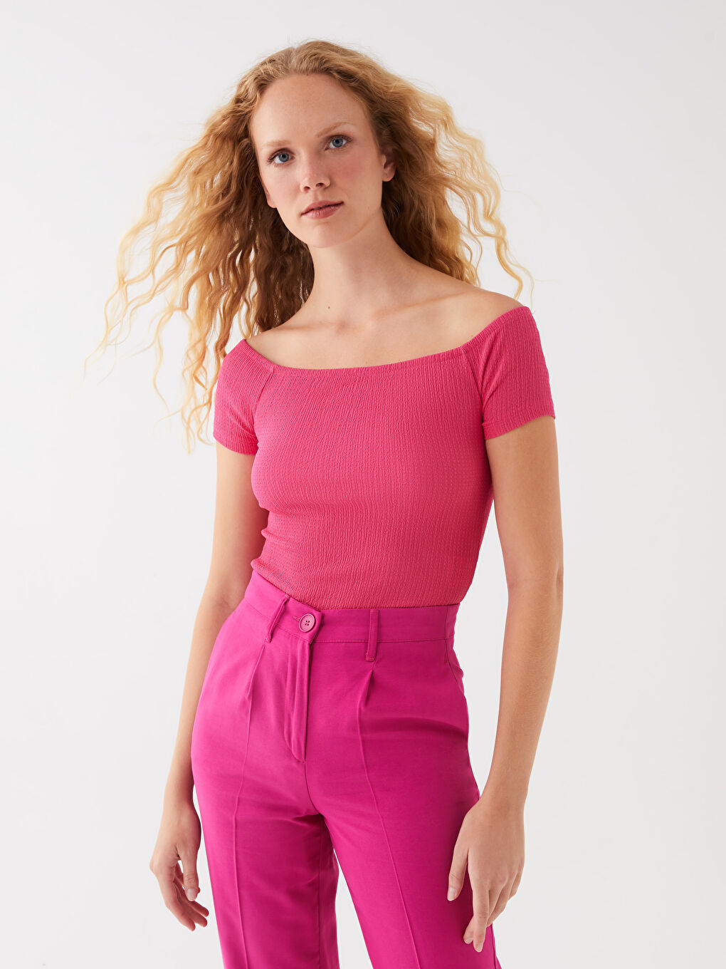 تیشێرتی قۆڵ کورت بە گەردەن شل سادە بۆ ژنان