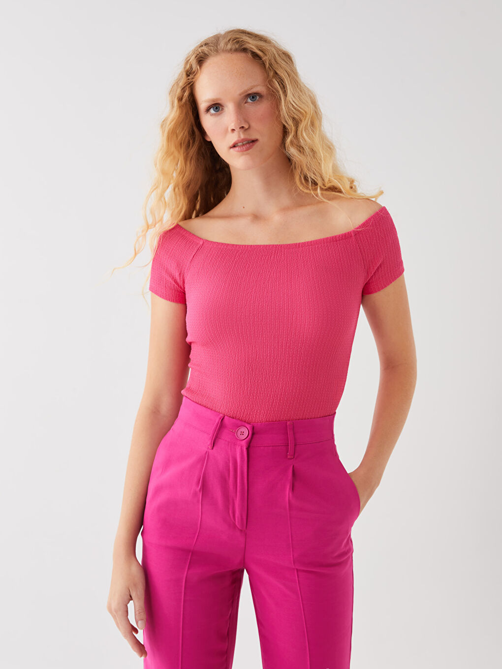 تیشێرتی قۆڵ کورت بە گەردەن شل سادە بۆ ژنان-1