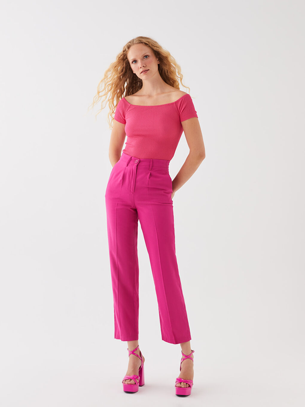 تیشێرتی قۆڵ کورت بە گەردەن شل سادە بۆ ژنان-2