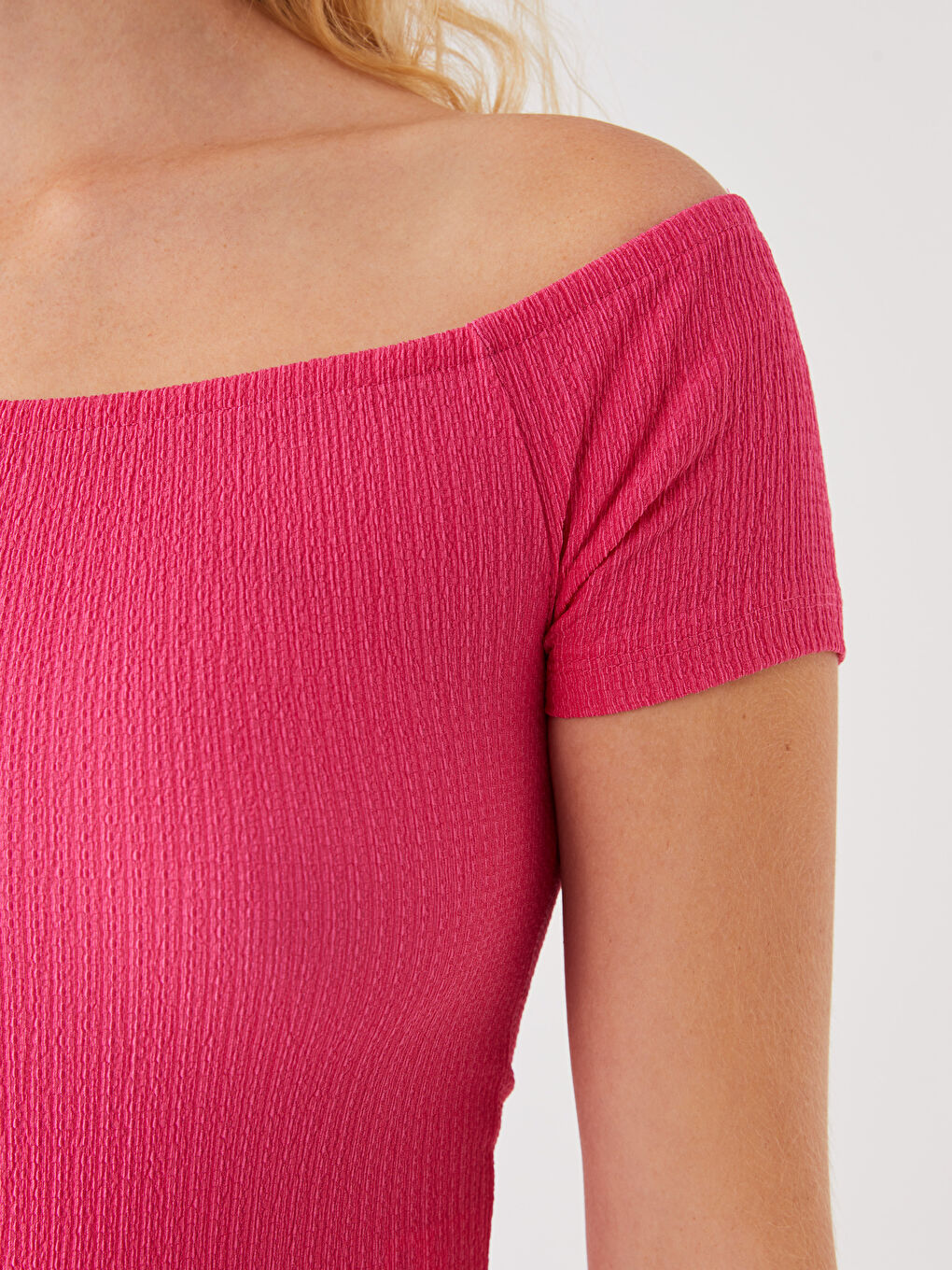 تیشێرتی قۆڵ کورت بە گەردەن شل سادە بۆ ژنان-3