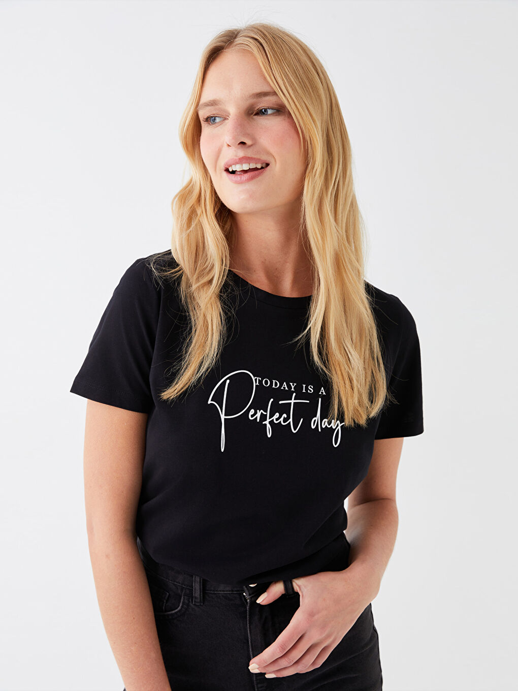 Siyah Bisiklet Yaka Baskılı Kısa Kollu Kadın Tişört