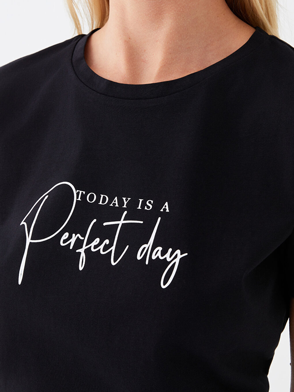 Siyah Bisiklet Yaka Baskılı Kısa Kollu Kadın Tişört-3