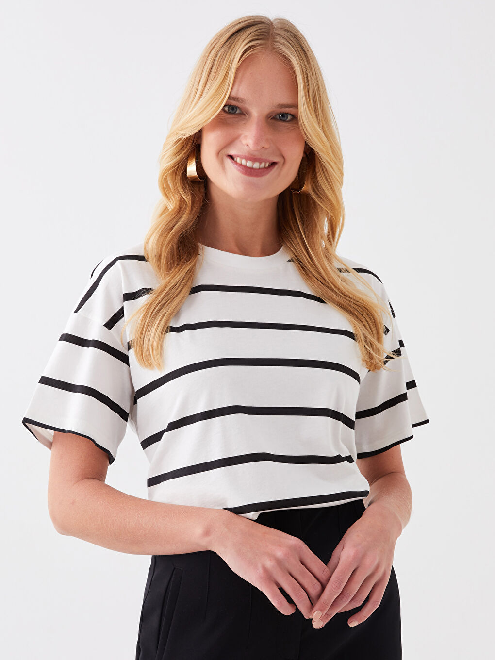 Siyah Bisiklet Yaka Çizgili Kısa Kollu Kadın Tişört