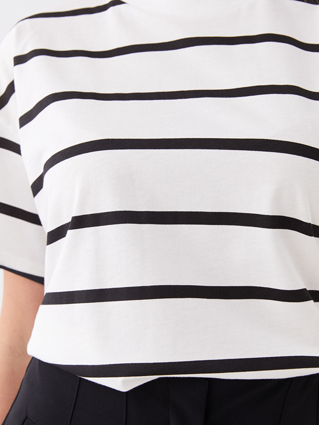 Siyah Bisiklet Yaka Çizgili Kısa Kollu Kadın Tişört-3