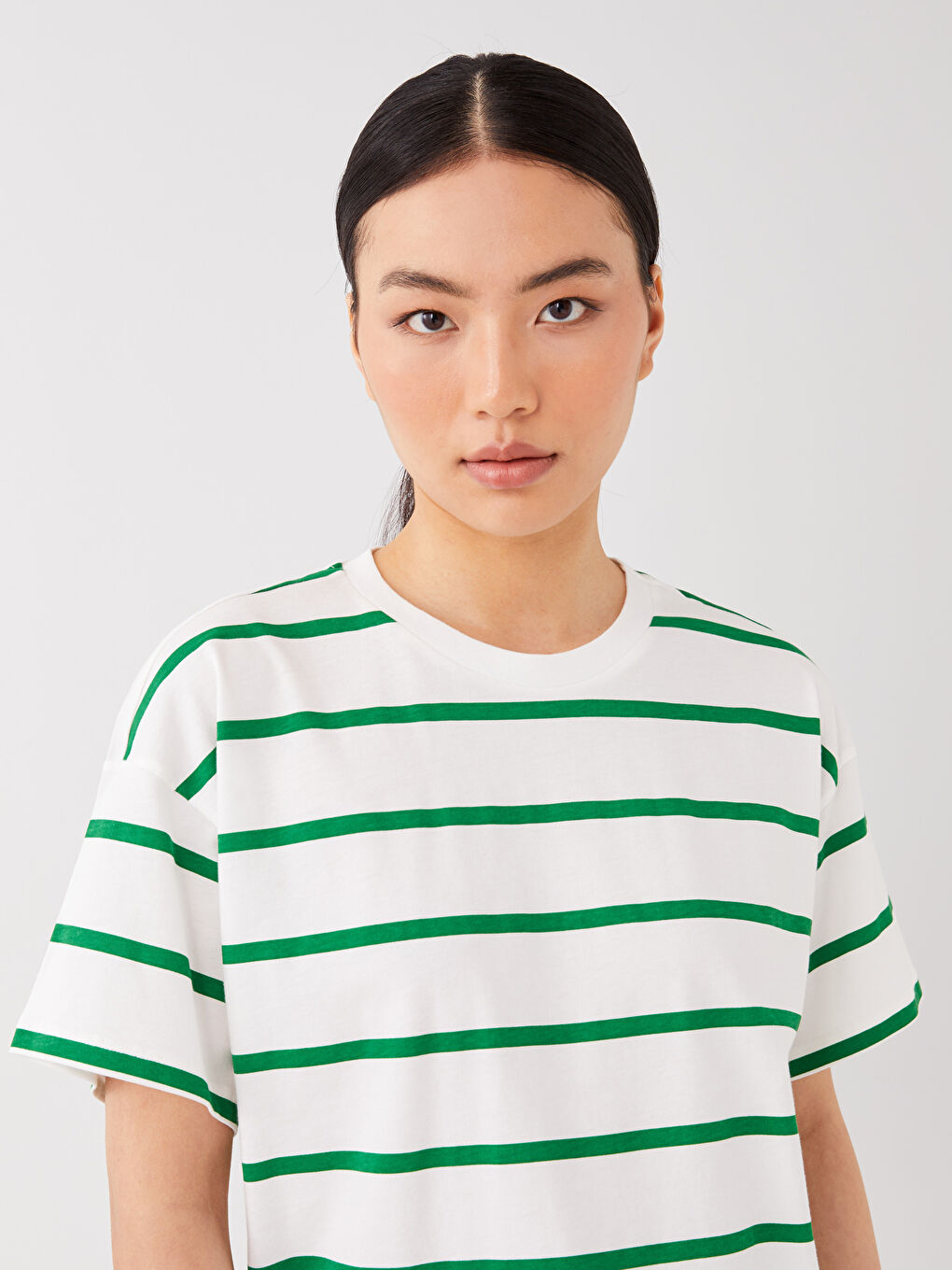 تيشيرت نسائي بياقة دائرية مخطط كم قصير-1