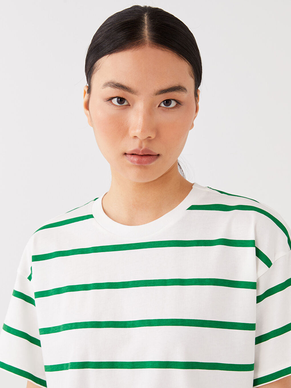 تيشيرت نسائي بياقة دائرية مخطط كم قصير-3