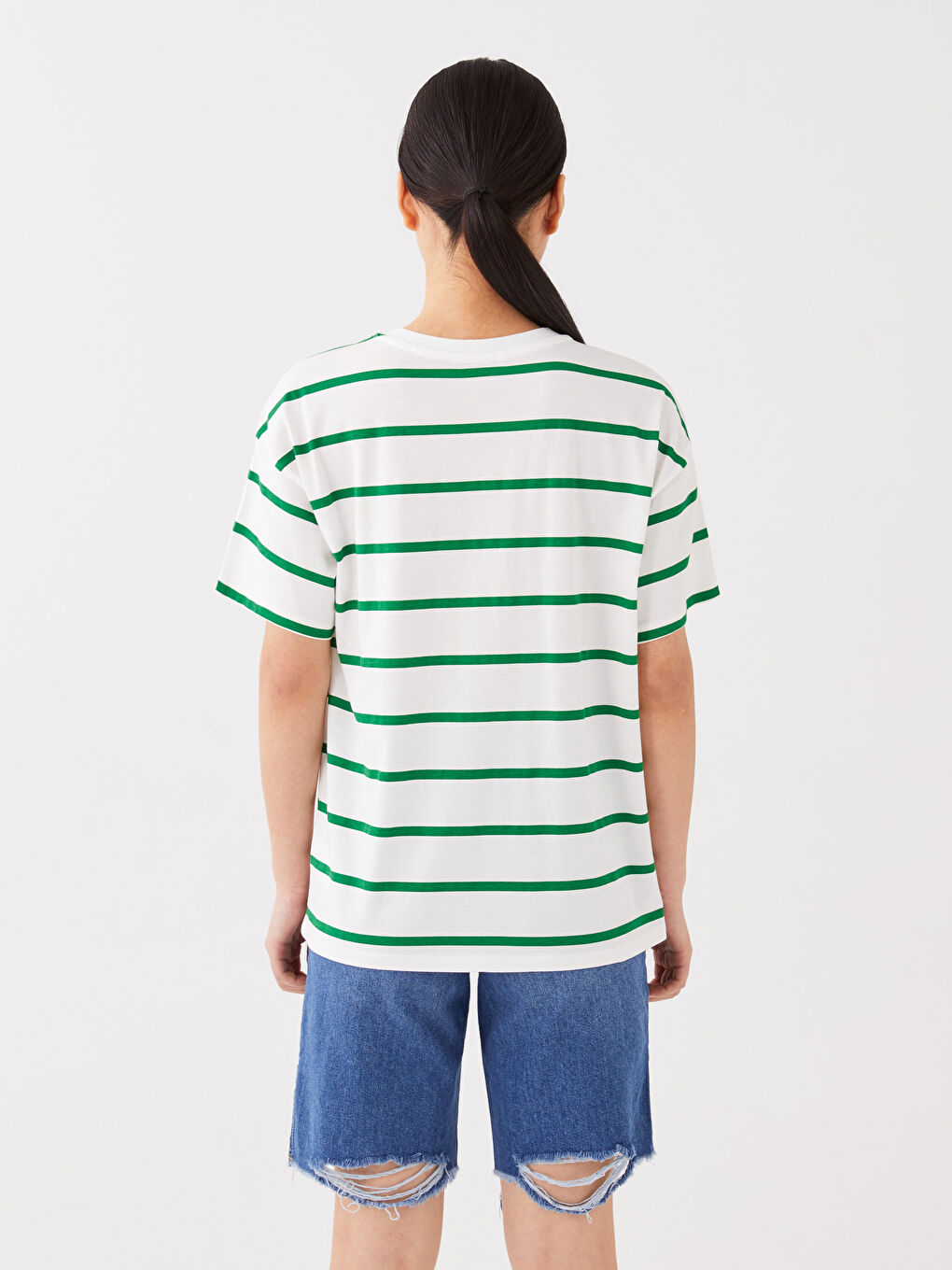 تيشيرت نسائي بياقة دائرية مخطط كم قصير-4