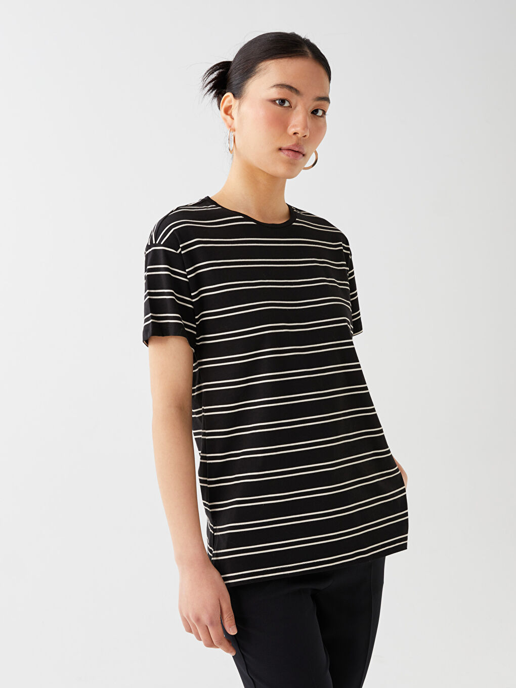 Siyah Bisiklet Yaka Çizgili Kısa Kollu Kadın Tişört