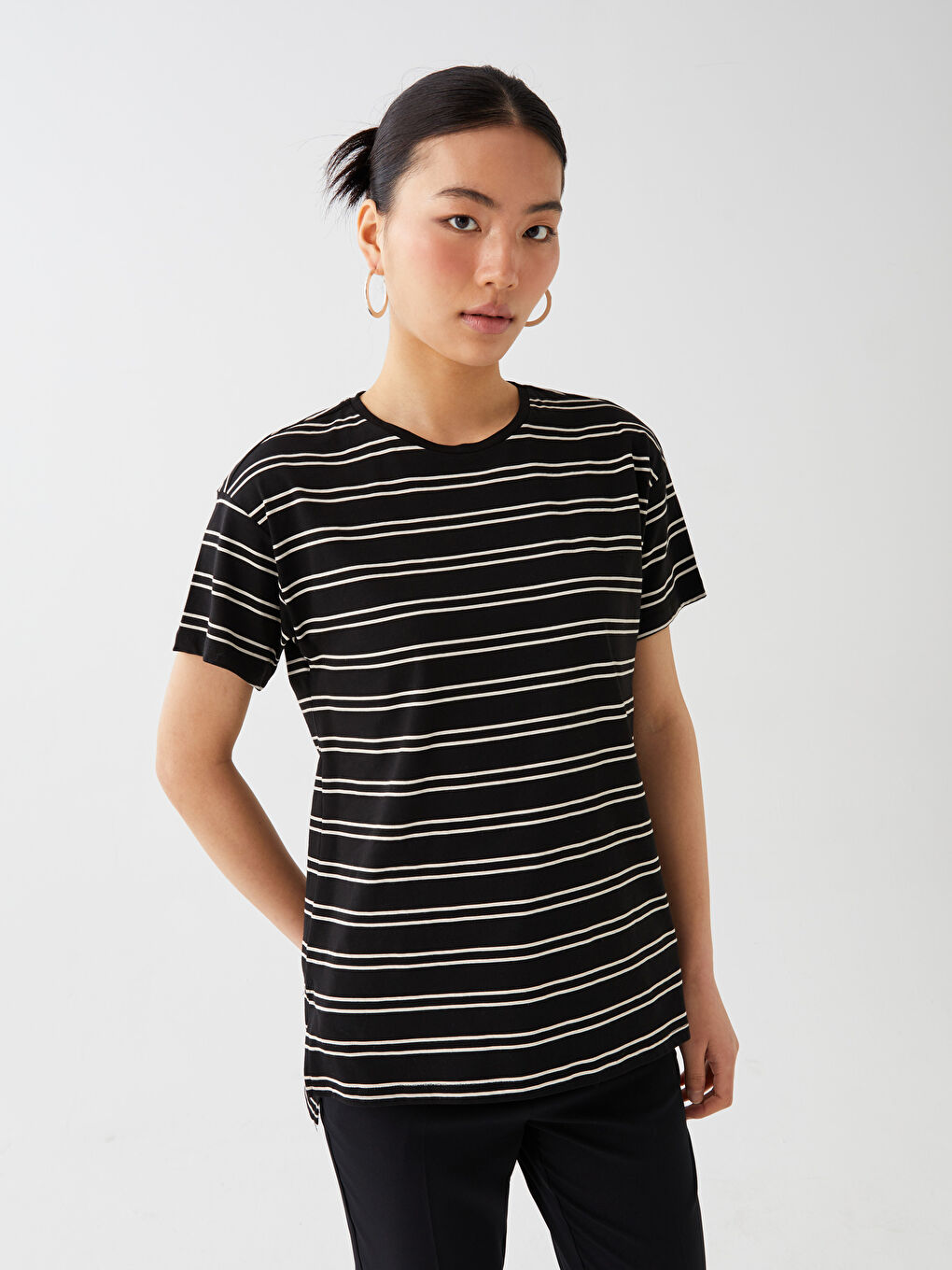 Siyah Bisiklet Yaka Çizgili Kısa Kollu Kadın Tişört-1