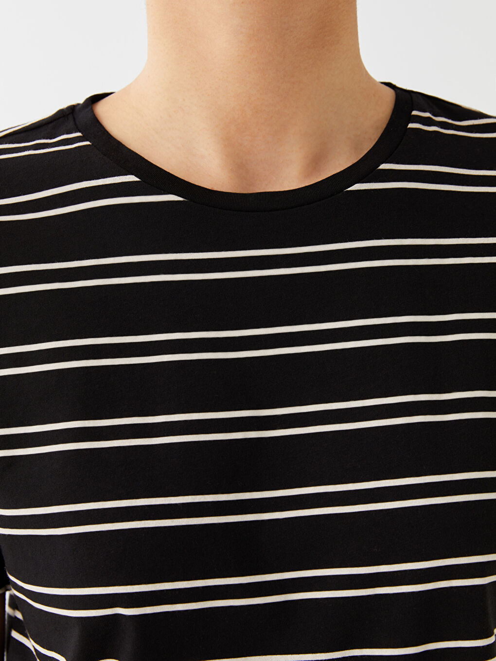 Siyah Bisiklet Yaka Çizgili Kısa Kollu Kadın Tişört-3