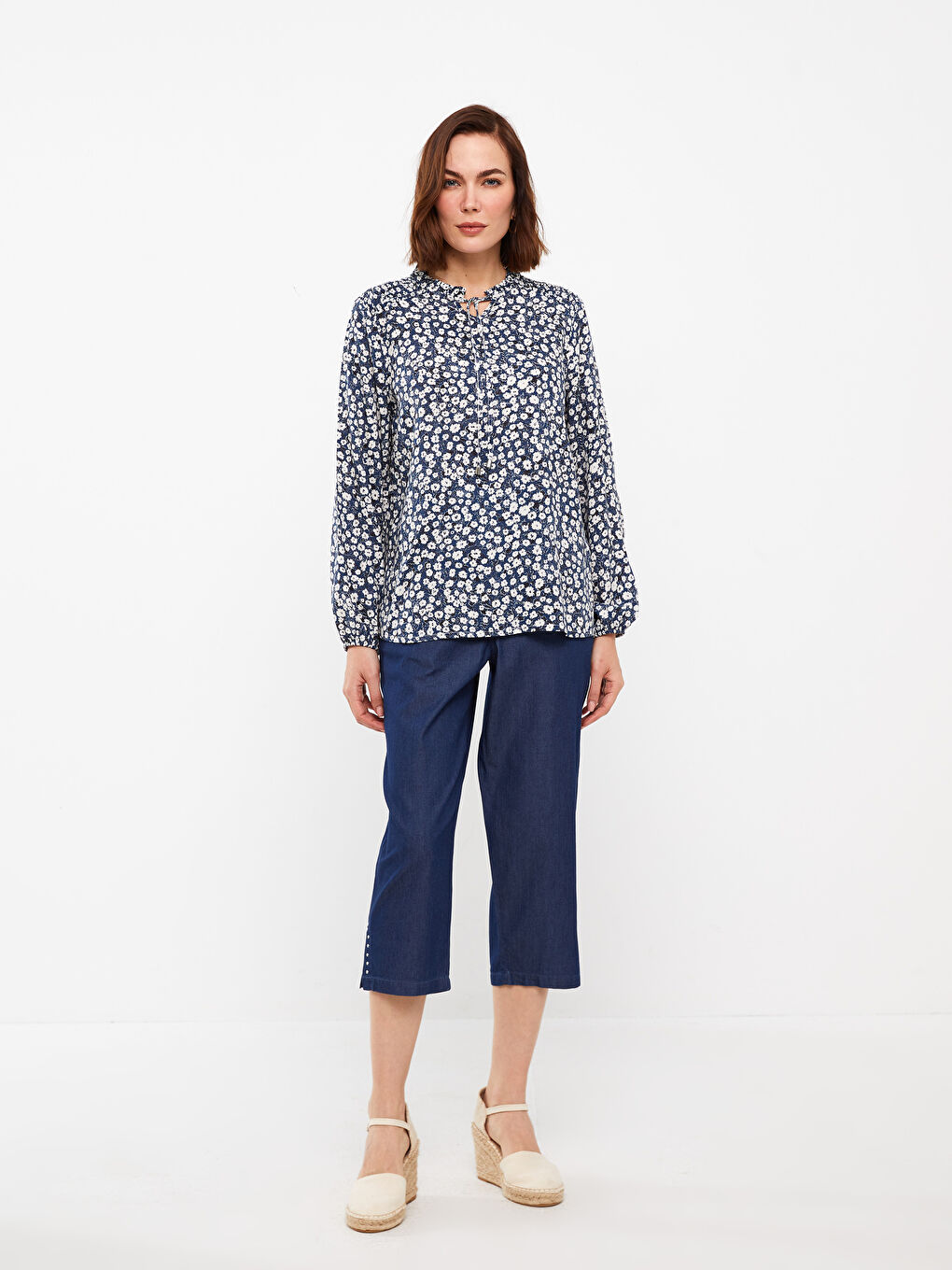 Mavi Beli Lastikli Rahat Kalıp Kadın Jean Kapri